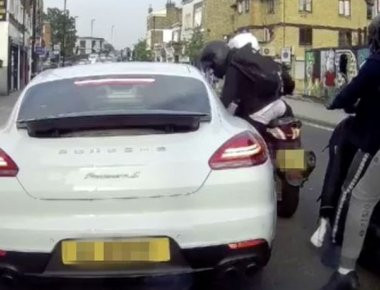 Βίντεο: Πολυτελής Porsche κόλλησε στην κίνηση στο Λονδίνο και «έγδυσαν» τους επιβάτες